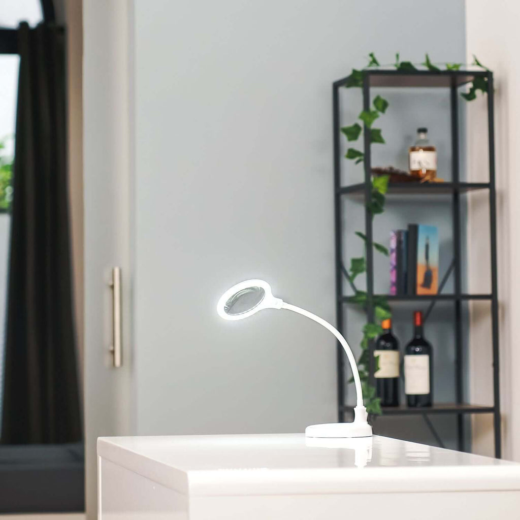 Lumeno 680X LED Klemmleuchte eingeschaltet mit hellem LED-Lichtring