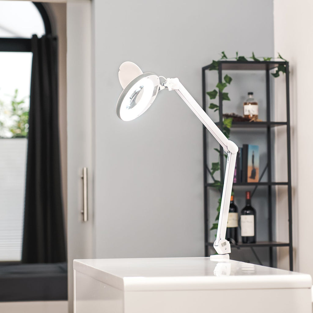 Lumeno 721X magnifying lamp with table clamp, switched on in a living room
