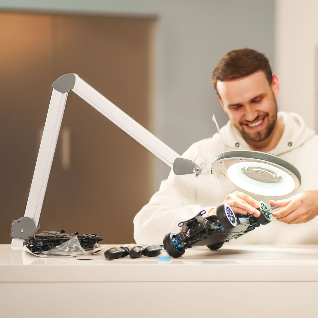 Lumeno 821X Lupenleuchte beim Modellbau: Details unter LED-Licht prüfen